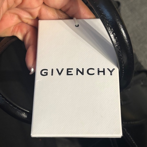 Givenchy Antigona Lock Toy Top Handle bag in Leather - Picture 3 of 7